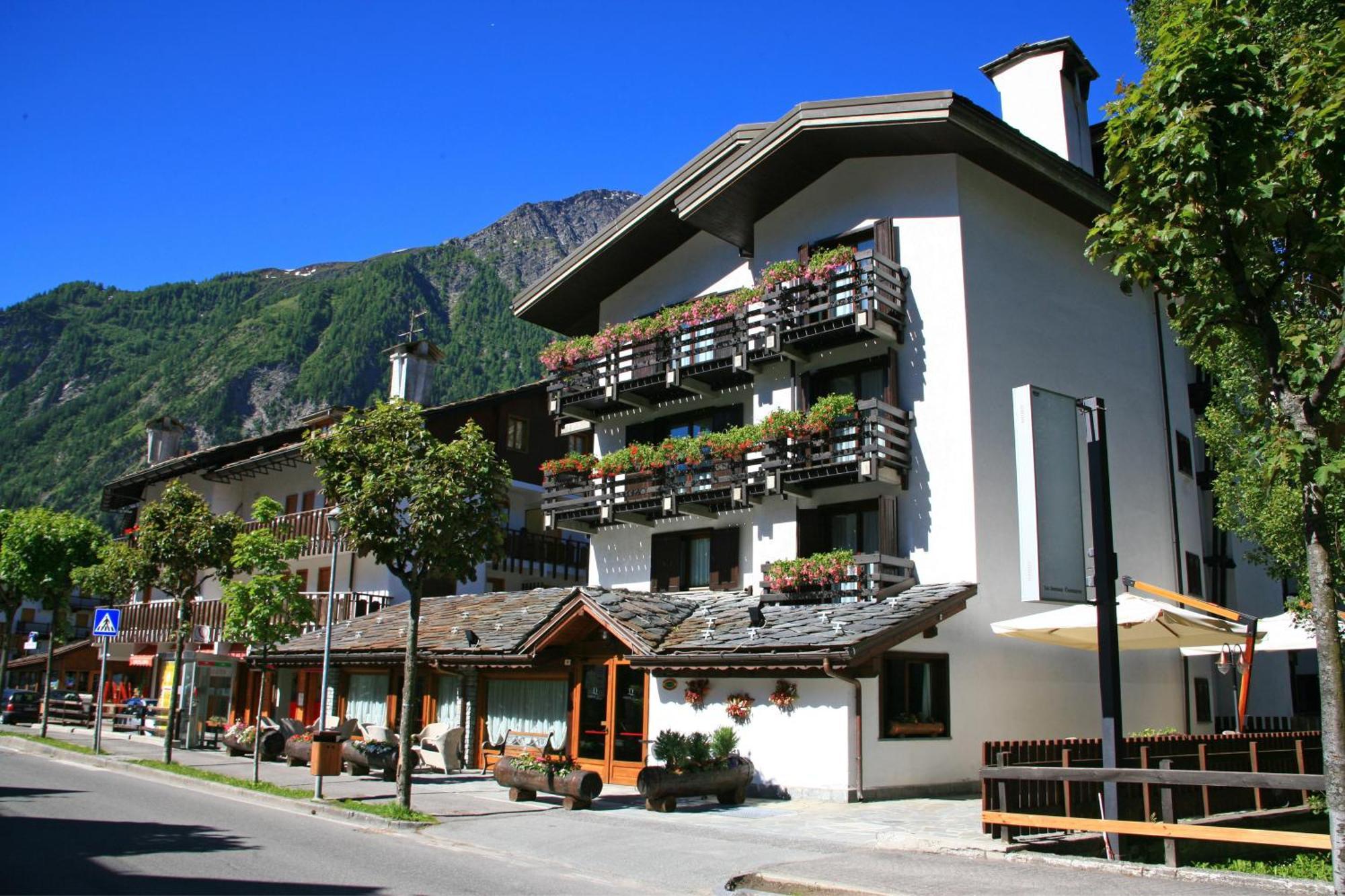 Hotel Les Jumeaux Courmayeur Eksteriør billede